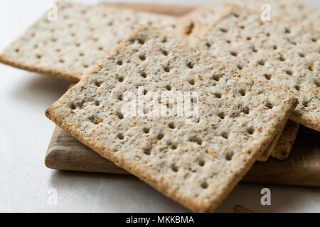 Stapel von Honig aromatisiert graham Cracker auf Holz- Oberfläche. Gesunde Snacks. Stockfoto