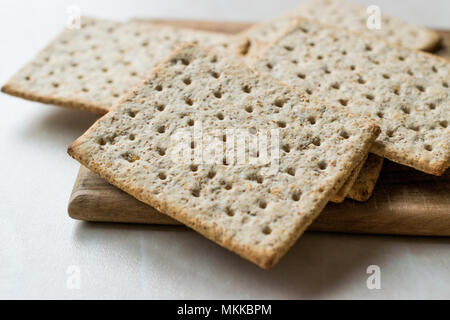 Stapel von Honig aromatisiert graham Cracker auf Holz- Oberfläche. Gesunde Snacks. Stockfoto