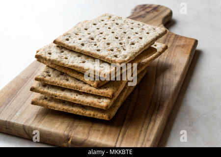 Stapel von Honig aromatisiert graham Cracker auf Holz- Oberfläche. Gesunde Snacks. Stockfoto