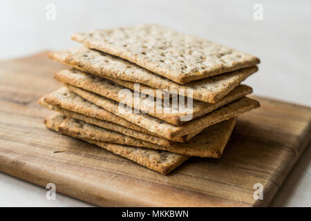 Stapel von Honig aromatisiert graham Cracker auf Holz- Oberfläche. Gesunde Snacks. Stockfoto