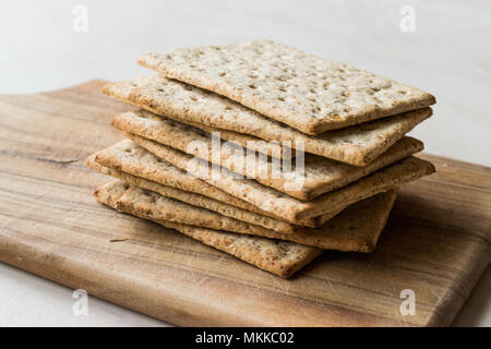 Stapel von Honig aromatisiert graham Cracker auf Holz- Oberfläche. Gesunde Snacks. Stockfoto