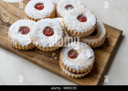 Konfitüre gefüllt Runde Linzer Plätzchen mit Puderzucker. Traditionelle Speisen. Stockfoto