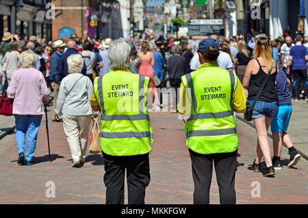 Rochester, Kent, England. Zwei weibliche Fall Stewards auf der jährlichen Rochester Sweeps Festival (2018) Stockfoto