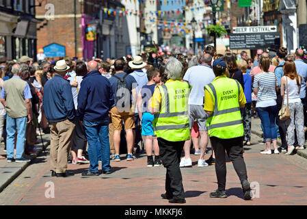 Rochester, Kent, England. Zwei weibliche Fall Stewards auf der jährlichen Rochester Sweeps Festival (2018) Stockfoto