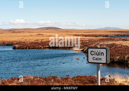 Ruhe / Gaelic-English Ciuin - zweisprachiges Straßenschild in North Uist, Äußere Hebriden, Western Isles, Schottland, Großbritannien Stockfoto