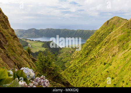 Lagoa Azul mit blauen Hortensien Pflanzen, Sao Miguel, Azoren Stockfoto