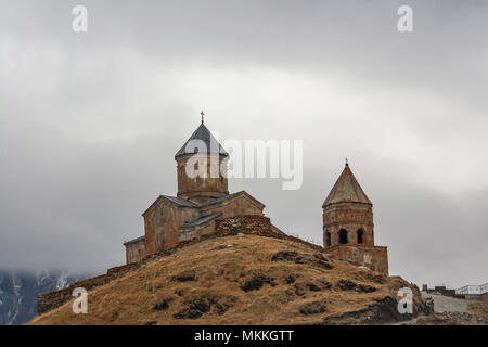 (Gergeti Dreifaltigkeitskirche Tsminda Sameba), Kirche der Heiligen Dreifaltigkeit in der Nähe des Dorfes Gergeti in Georgien, unter dem Berg Kazbegi Stockfoto