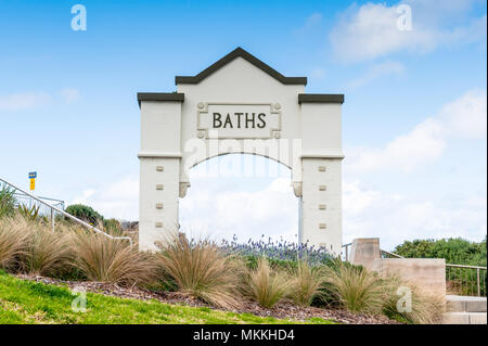 Die Grand arch Eingang Außenbädern entlang der berühmten coogee nach Bondi Beach, Sydney, Australien. Stockfoto