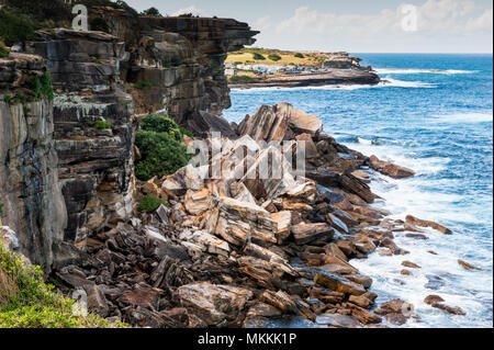 Die atemberaubende Landschaft entlang der berühmten Coogee Beach zu Fuß zum Bondi Beach, Sydney, Australien. In diesem Schoß massiven Felsen und Geröll sind gefallen. Stockfoto