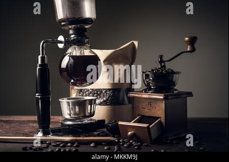 Japanische siphon Kaffeemaschine und Kaffeemühle auf alten Küchentisch Stockfoto