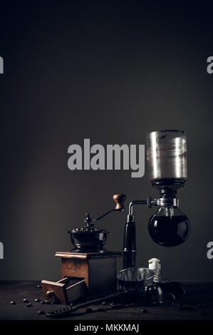 Japanische siphon Kaffeemaschine und Kaffeemühle auf alten Küchentisch Stockfoto