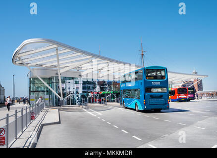 Die harte Interchange Bus & Coach Station in Portsmouth, Hampshire, Großbritannien Stockfoto