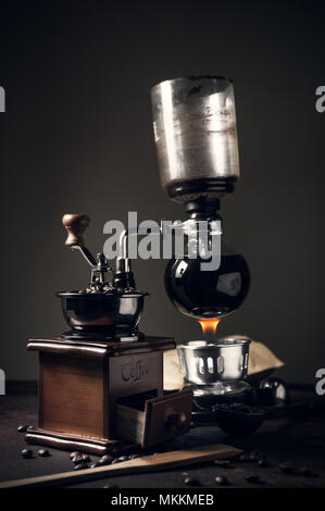 Japanische siphon Kaffeemaschine und Kaffeemühle auf alten Küchentisch Stockfoto