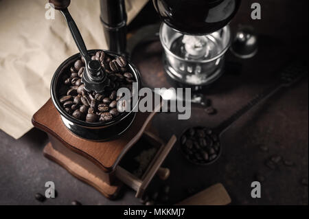 Japanische siphon Kaffeemaschine und Kaffeemühle auf alten Küchentisch Stockfoto