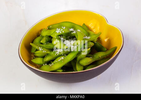 Edamame Bohnen mit Meersalz Stockfoto