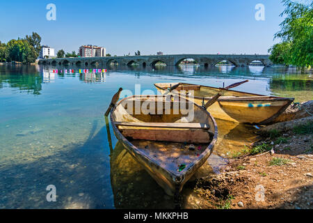 Die 16 Jahre alte Taşköprü auf der Seyhan Fluss in Adana ist die älteste Brücke in der Welt noch verwendet wird. Die älteste Brücke in der Welt Stockfoto