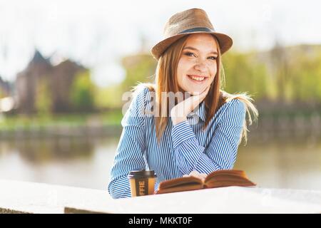 Junge rothaarige Mädchen Stockfoto