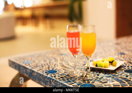 Zwei Flöte cocktail Gläser auf dem Tisch Stockfoto