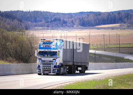 Angepasste super Scania R500 Lkw Pokemon von L Retva Oy transportiert Güter im Frühjahr entlang der östlichen Umgehungsstraße von Salo, Finnland - 5. Mai 2018. Stockfoto