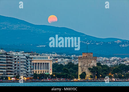 Thessaloniki, Griechenland - 7. August 2017: Volle Blood Moon und Eclipse Backofen Weißen Turm von Thessaloniki, Griechenland Stockfoto