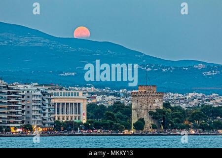 Thessaloniki, Griechenland - 7. August 2017: Volle Blood Moon und Eclipse Backofen Weißen Turm von Thessaloniki, Griechenland Stockfoto