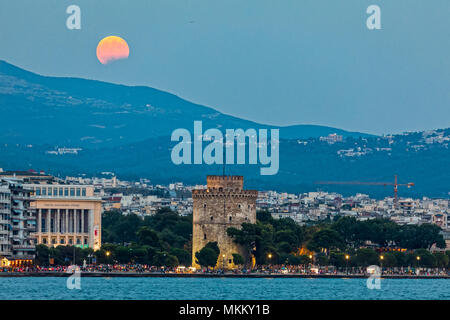 Thessaloniki, Griechenland - 7. August 2017: Volle Blood Moon und Eclipse Backofen Weißen Turm von Thessaloniki, Griechenland Stockfoto