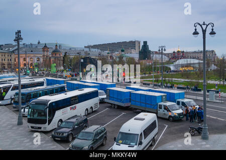 Moskau, Russland - 30. APRIL 2018: Lkw mit biotoilets in der Nähe von Roter Platz, der vor dem 1. Mai feiern. Draufsicht in Bolschoj Moskvoretsky Brücke. Eveni Stockfoto