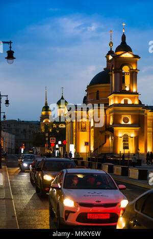 Moskau, Russland - 30. APRIL 2018: Die Kirche von Barbara der große Märtyrer auf Varvarka. Blick von Varvarka Straße. Autos stehen an einer Ampel. Stockfoto