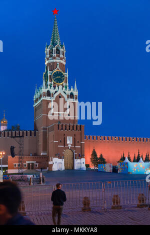Moskau, Russland - 30 April, 2018: Blick auf die Spasskaja Turm der Moskauer Kreml vom Roten Platz am Vorabend des Tag der Feier. Dämmerung vor Stockfoto