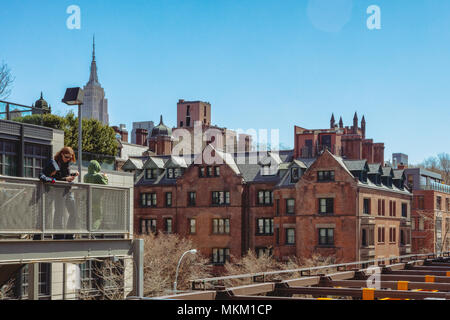 Das Highline ist ein Abschnitt der nachgerüstet rail line auf der west Side von Manhattan, die als eine Fußgängerfreundliche Ort zu gehen dient, und der Übung. Stockfoto