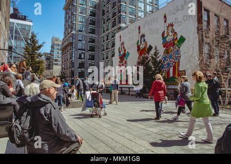 Das Highline ist ein Abschnitt der nachgerüstet rail line auf der west Side von Manhattan, die als eine Fußgängerfreundliche Ort zu gehen dient, und der Übung. Stockfoto