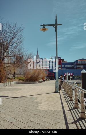 Die Chelsea Piers Arre ein großartiger Ort, abseits vom Verkehr und Staus der Innenteile von NYC zu erhalten. Stockfoto