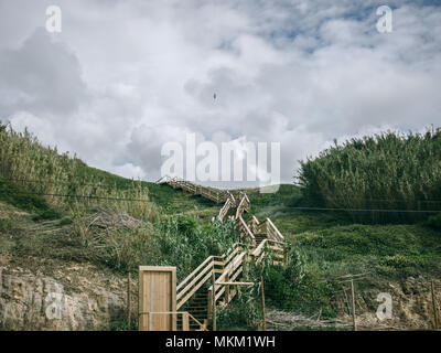 Zugang zum Strand Treppe auf einem Hügel am "Praia Grande" Strand, Sintra, Portugal Stockfoto