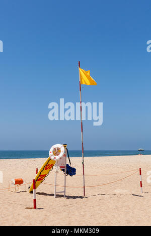 NAZARE, PORTUGAL - 15. Juli 2017. Rettungsschwimmer post am nördlichen Strand von Nazare. d Stockfoto