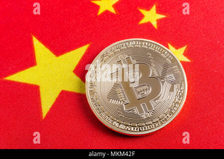 Bitcoin echten Münze über chinesische Fahne Stoff Stockfoto