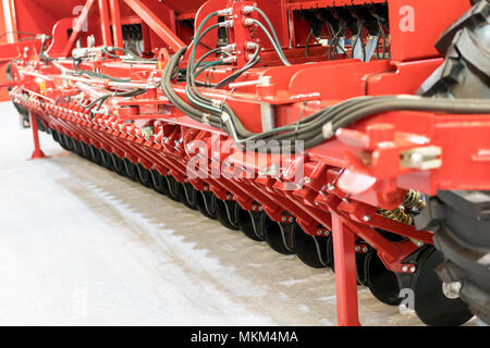 Landmaschinen in landwirtschaftliche Messe. Teile und Komponenten der landwirtschaftlichen Maschinen. Pflug. Harrow. Kultivator. Fragment. Stockfoto