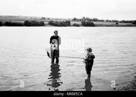 Vier Jahre alten Jungen Forellen mit seinem Onkel bei der Scout Deich Reservoir, Penistone Road, South Yorkshire, England, Großbritannien Stockfoto