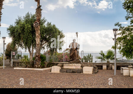 Skulptur des Heiligen Apostels Petrus von Bronze in Archäologische Stätte am Ufer des Sees von Galiläa in Kapernaum. Stockfoto