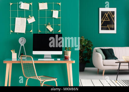 Studie Raum und Home Office mit Computer auf einem Schreibtisch aus Holz in einem modernen Wohnzimmer Einrichtung mit grünen Wänden Stockfoto