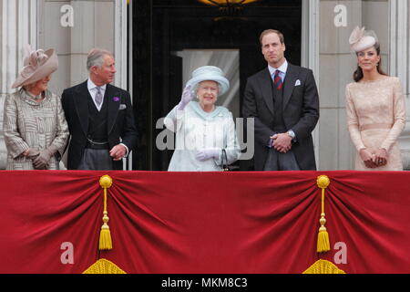 Königin Elisabeth II. Winkt der riesigen Menge mit zukünftigen Königen zu: Prinz Charles (jetzt König Karl III) und Prinz William (jetzt Prinz von Wales), Camilla Herzogin von Cornwall (jetzt Königin Camilla) und Catherine Herzogin von Cambridge (jetzt Prinzessin von Wales) Auf dem Balkon des Buckingham Palace anlässlich des 60. Jahrestages des Beitritts der Königin in London. 5. Juni 2012 --- Bild © Paul Cunningham Stockfoto