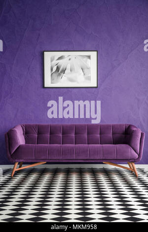Poster auf Violet Wand über leder Sofa im Wohnzimmer Interieur mit Schachbrettmuster Boden Stockfoto
