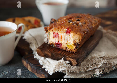 Traditionelle Obst Kuchen Milchreis mit getrockneten Früchten auf Holzbrett Kopie Raum Stockfoto