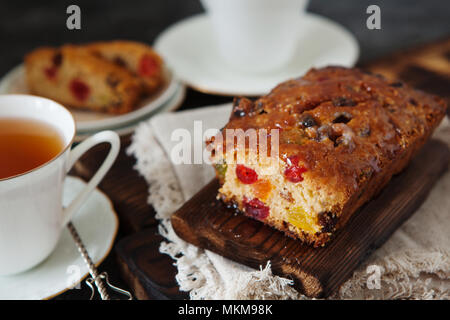 Traditionelle Obst Kuchen Milchreis mit getrockneten Früchten auf Holzbrett Kopie Raum Stockfoto