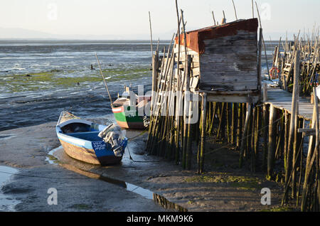 Ebbe in der palaphitic handwerkliche Fischerei Hafen von Carrasqueira, Mündung des Flusses Sado, Portugal Stockfoto