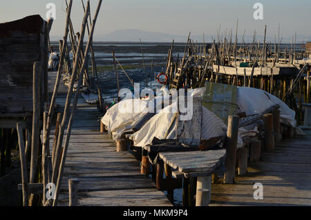 Ebbe in der palaphitic handwerkliche Fischerei Hafen von Carrasqueira, Mündung des Flusses Sado, Portugal Stockfoto