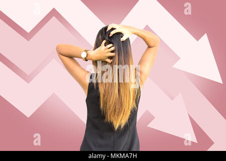 Traurig Geschäftsfrau headhache mit Falling Down roter Pfeil graph Finanzkrise Stockfoto
