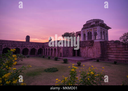 Mandu Indien, afghanische Ruinen des Islam, Moschee und muslimische Denkmal Grab. Bunte Himmel bei Sonnenaufgang, ashrafi Mahal. Stockfoto