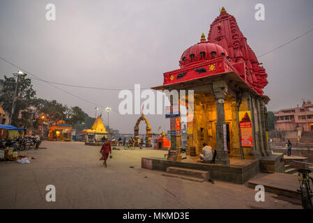Ujjain, Indien - 7. Dezember 2017: Leute, religiöse Zeremonie am heiligen Fluss in Ujjain, Indien, heilige Stadt für die hinduistische Religion. Stockfoto