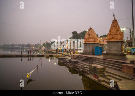 Ujjain, Indien - 7. Dezember 2017: Leute, religiöse Zeremonie am heiligen Fluss in Ujjain, Indien, heilige Stadt für die hinduistische Religion. Stockfoto