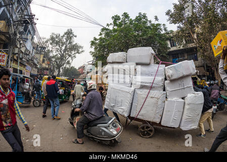 Delhi, Indien - 11. Dezember 2017: Menschenmenge und Verkehr auf der Straße am Chandni Chowk, Alt Delhi, berühmten Reiseziel in Indien. Chaotische Stadt leben, Arbeit Stockfoto